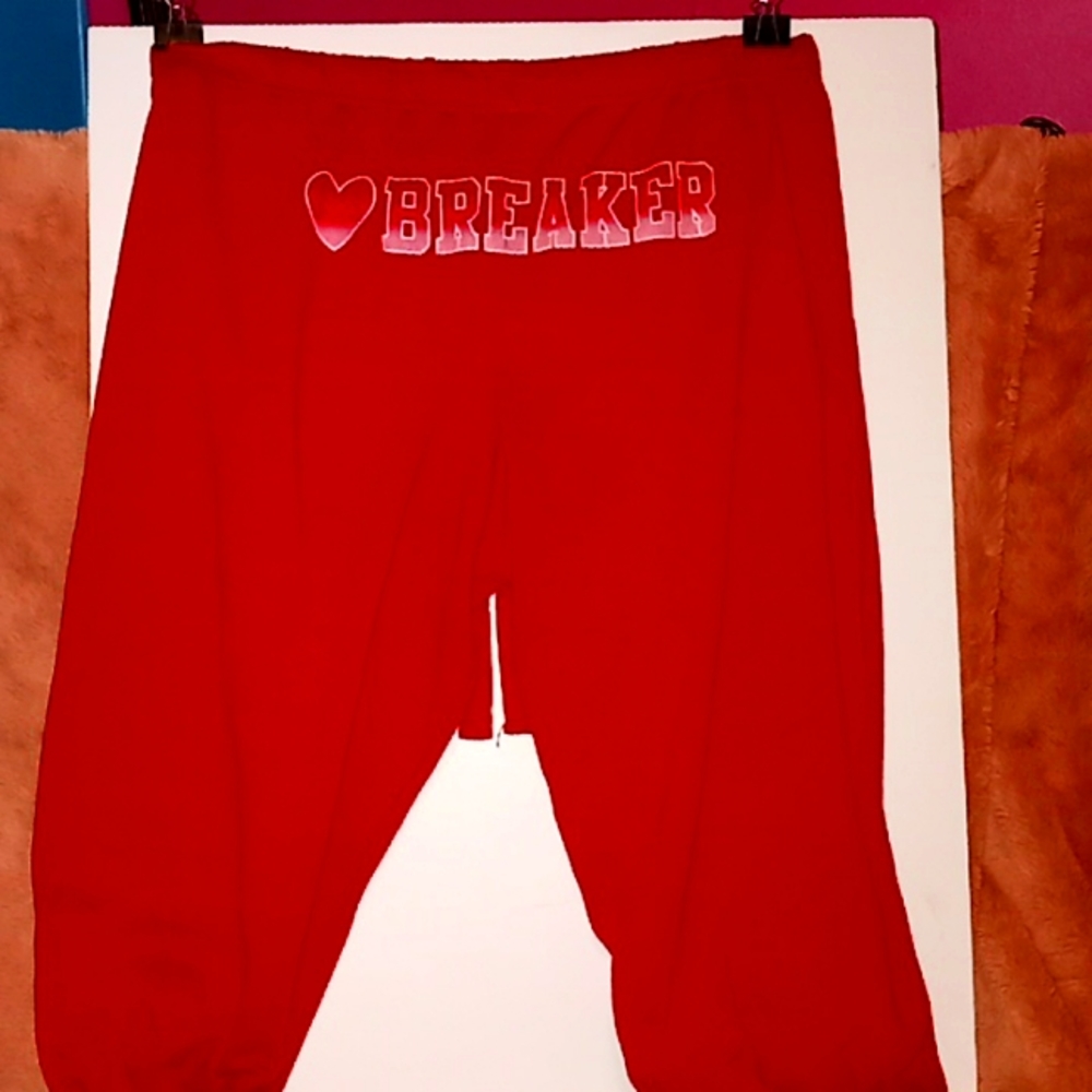 Sweat pants with breaker on the butt